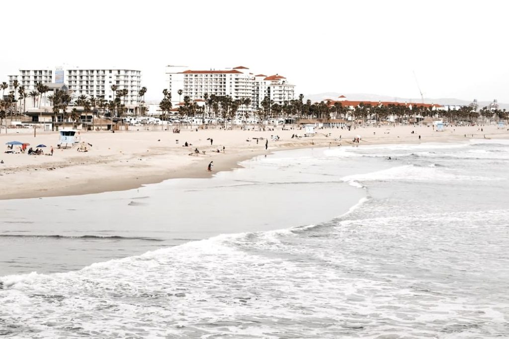 a beach with people on it - best rehab centers in the bay area