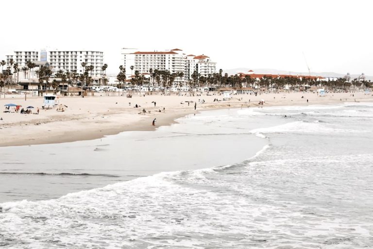 a beach with people on it - best rehab centers in the bay area